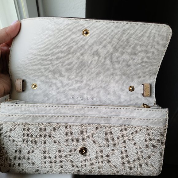 Michael Kors Wallet/Clutch (Wear And Tear) - Picture 6 of 9